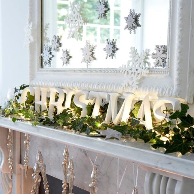 Spiegel weihnachtlich dekorieren mit Filzdekorationen und doppelseitigem Klebeband