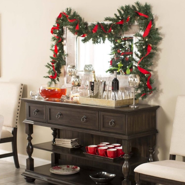 Spiegel weihnachtlich dekorieren mit Girlande aus Tannengrün am Weihnachtsbüffet