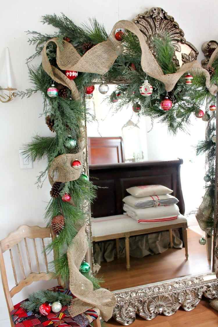 Spiegel weihnachtlich dekorieren mit Juteband Tannengrün und Christbaumkugeln