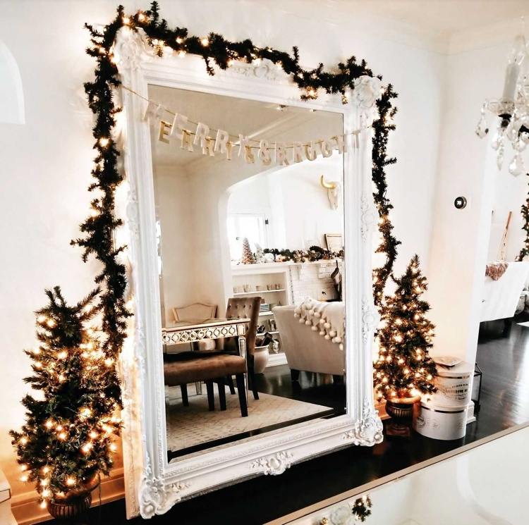 Spiegel weihnachtlich dekorieren mit Lichterkette und Spruch