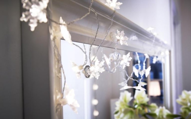 Spiegel weihnachtlich dekorieren mit Schneeflocken-Lichterkette