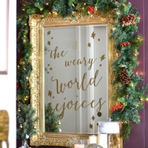 Spiegel zu Weihnachten dekorieren mit Kreidemarker in Gold