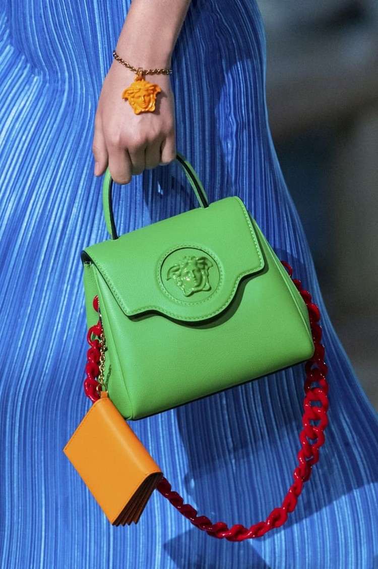 Taschen Trends 2021 Color Blocking mit Handtasche von Versace rote Kette