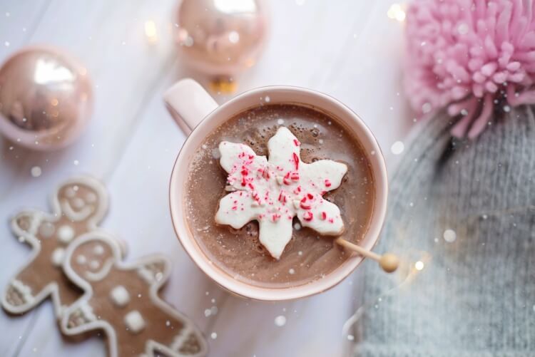 Tasse Kakao Lebkuchenmännchen und pastellrosa Weihnachtskugeln