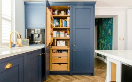 Vorratsschrank für Lebensmittel mit Regalen und Schubladen