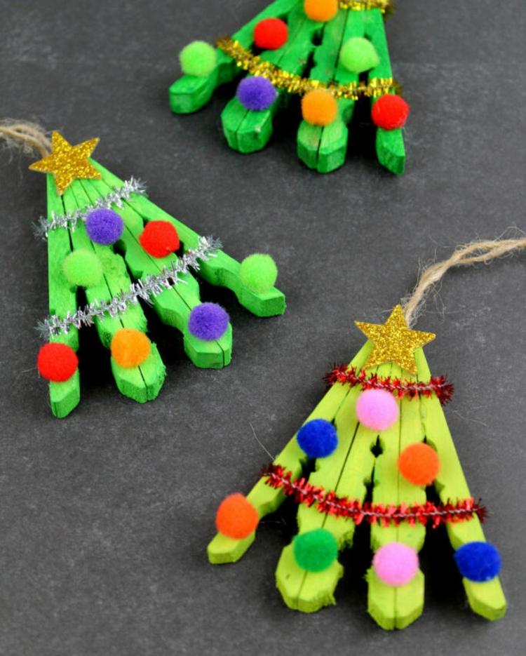 Weihnachten basteln mit Kindern zum Advent mit Wäscheklammern - Kleine Weihnachtsbäume