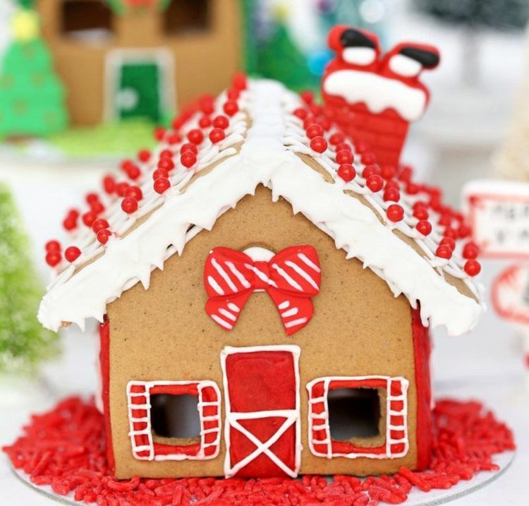 Weihnachtliches Lebkuchenhaus dekorieren in Rot und Weiß mit Zuckerguss