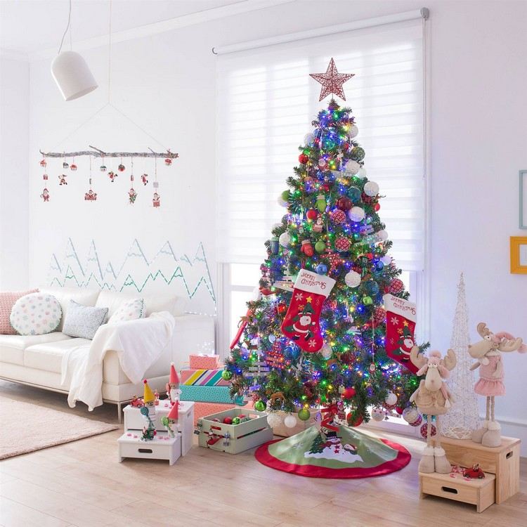 Weihnachtsbaum bunt geschmückt Lichterkette Weihnachtsstrümpfe