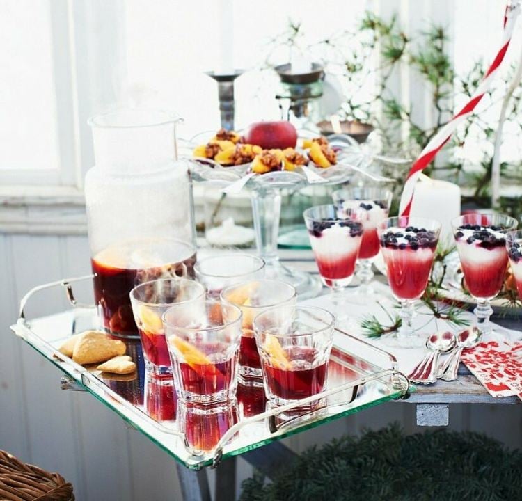 Weihnachtsbuffet mit Getrдnken und Desserts