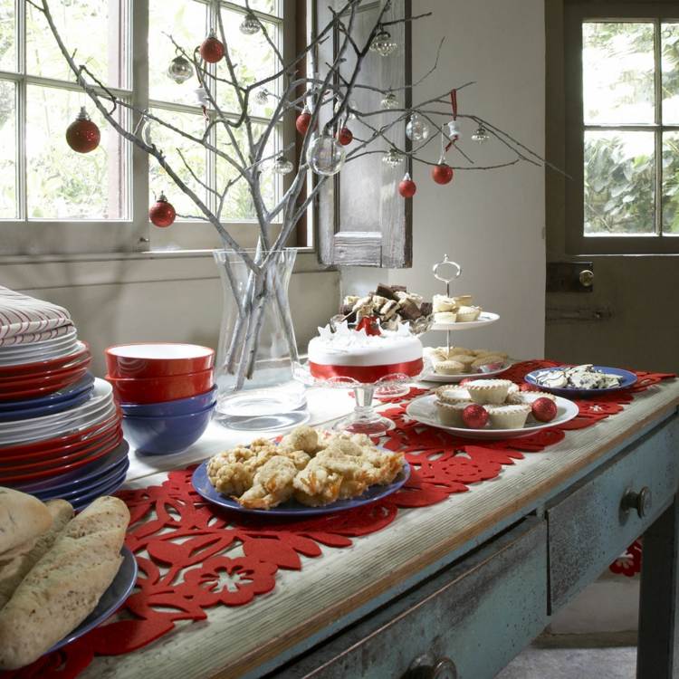 Weihnachtsbuffet Rezepte und Dekoideen - Beistelltisch dekorieren mit Weihnachtsstrauß aus Zweigen