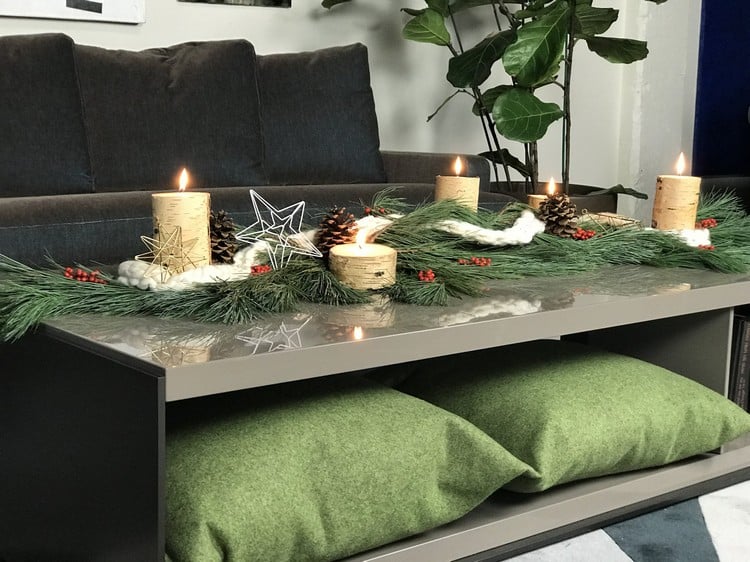 Weihnachtsdeko für Couchtisch mit Kerzen und Tannenzweigen
