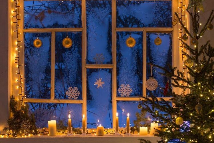 Weihnachtsdeko für Fenster und Fensterbank mit Kerzen und Lichterketten
