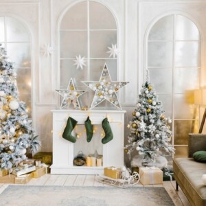 Weihnachtsdeko im Wohnzimmer in Gold Weiß und Grün