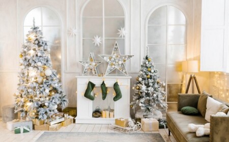 Weihnachtsdeko im Wohnzimmer in Gold Weiß und Grün