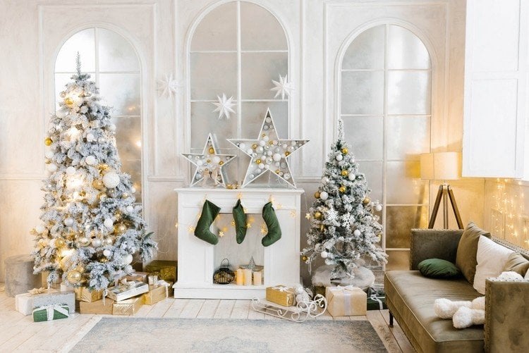 Weihnachtsdeko im Wohnzimmer in Gold Weiß und Grün
