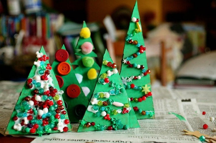 Weihnachtsgeschenke basteln mit Kindern ab 3 Jahren Tannenbäume Deko