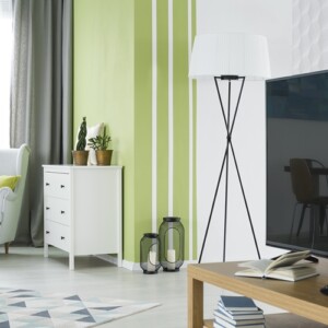 Wohnzimmer in grün und weiß mit Akzentwand und Tapete in geometrischem Muster