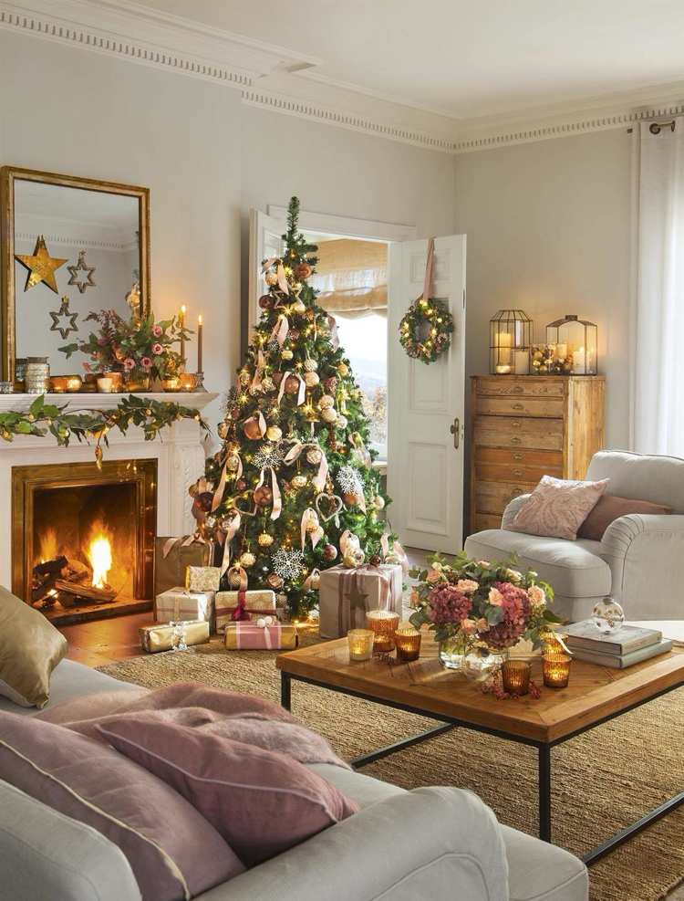 Wohnzimmer weihnachtlich dekorieren in Gold und Rosa
