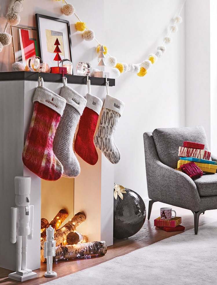 Wohnzimmer weihnachtlich dekorieren in Rot und Grau