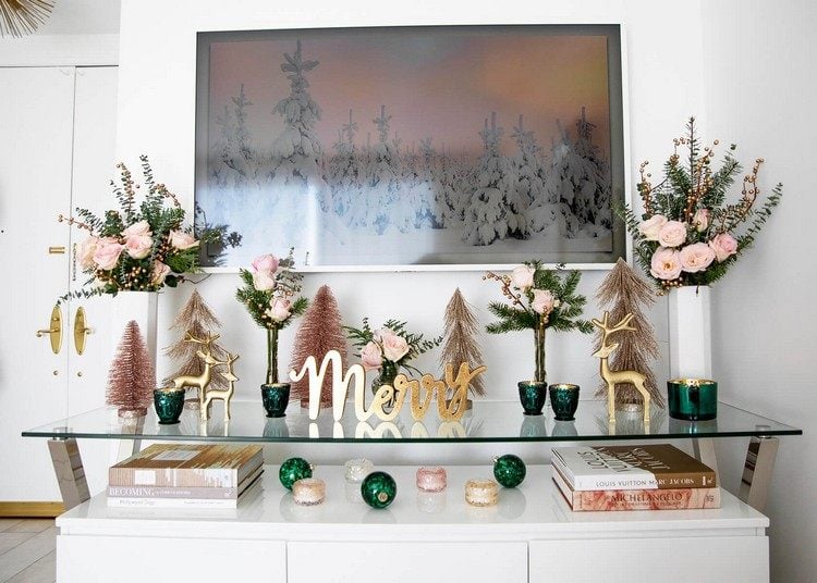 Wohnzimmertisch weihnachtlich dekorieren Ideen in Grün und Rosa
