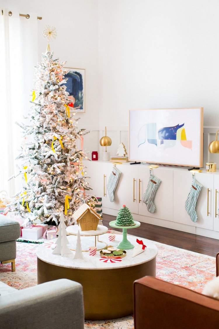 Wohnzimmertisch weihnachtlich dekorieren mit Tannenbaum aus Pappe