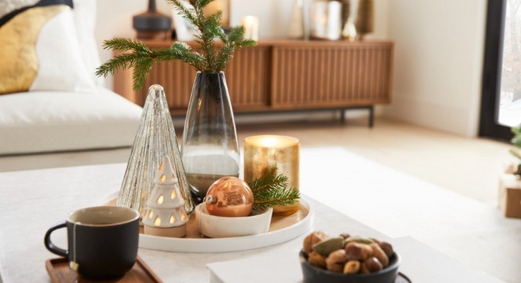 Wohnzimmertisch weihnachtlich dekorieren moderne Tischdeko mit Windlichtern und skandinavischem Weihnachtsbaum mit Lichterkette