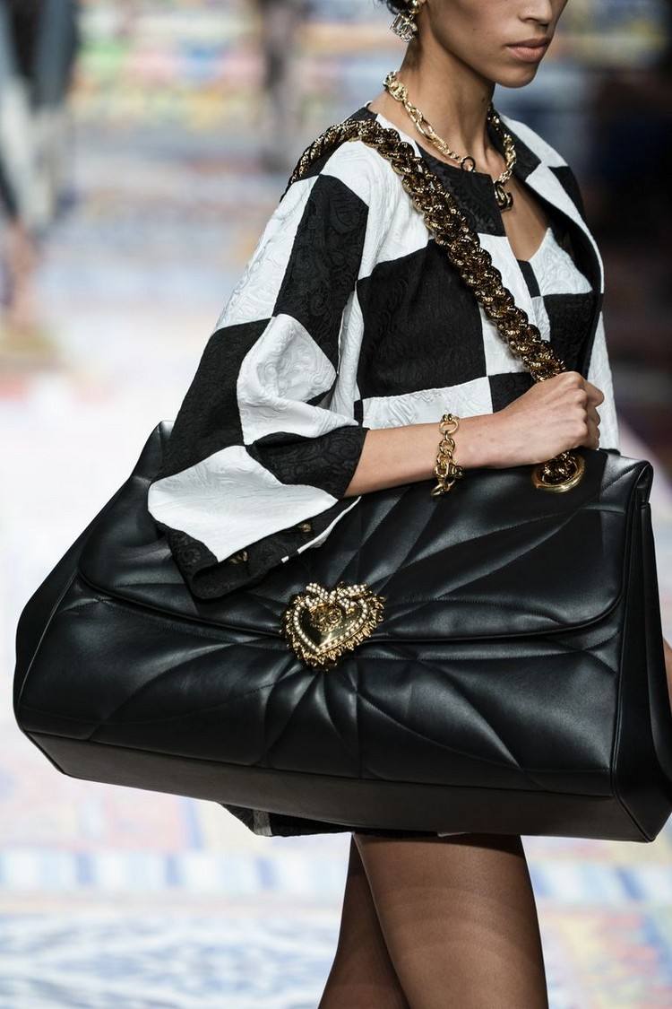 XXL Taschen im Trend schwarzer Shopper mit Ketten-Griff von Dolce and Gabbana