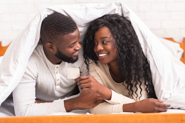 afrikanisches liebespaar verwendet condom zur prävention von hiv bei frauen