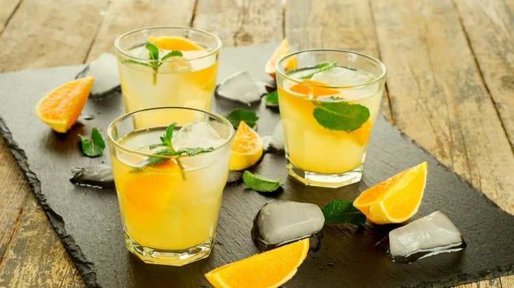 aromatische Cocktails mit Orangen verfeinert