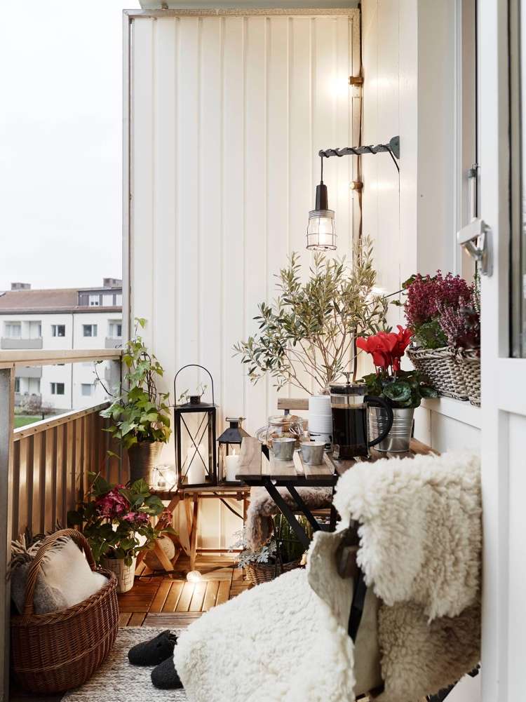 balkon im winter warmes licht und kuschelige stoffe
