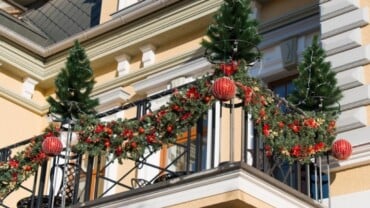 balkon weihnachtsdekoration am geländer