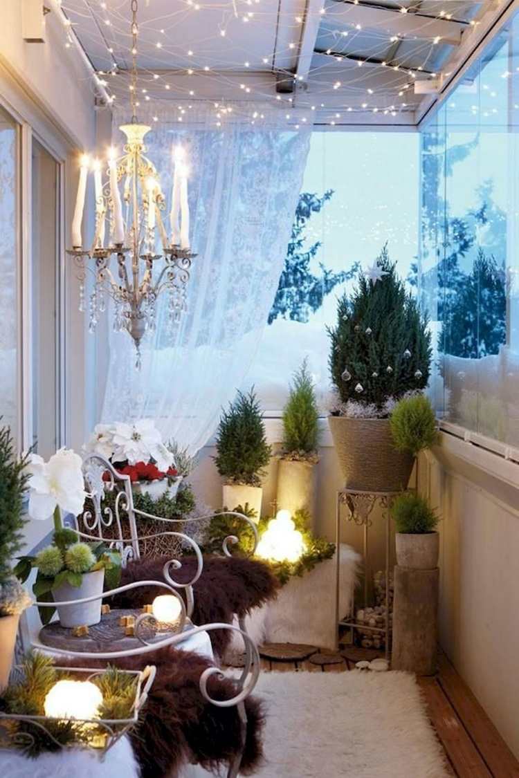 balkon weihnachtsschmuck mit weißen weihnachtssternen