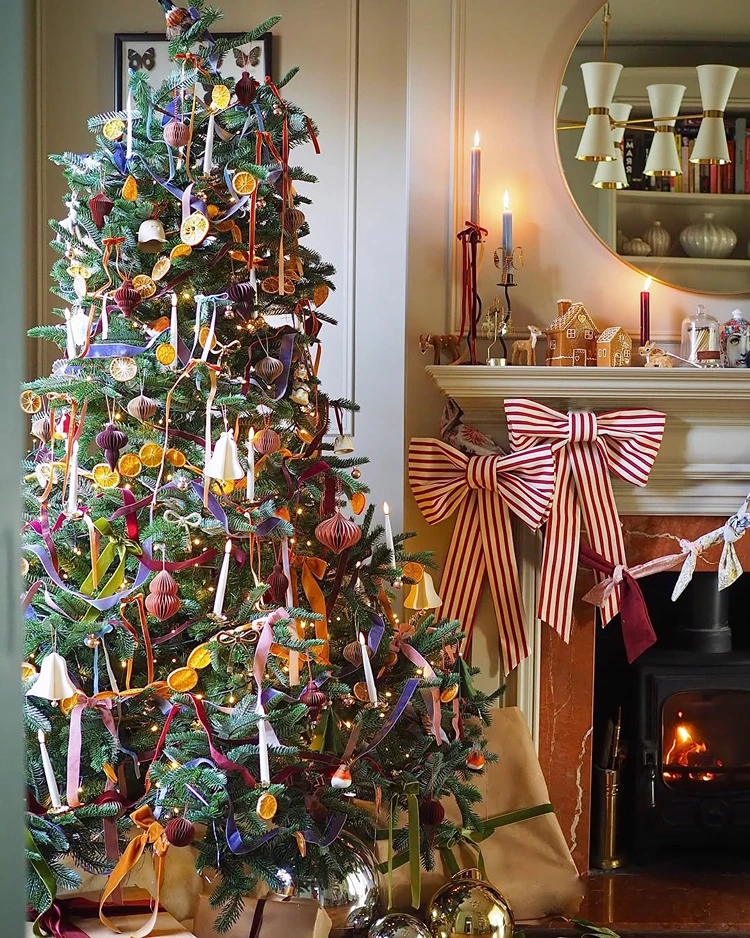 christbaumschmuck aus naturmaterialien und kräftigen farben