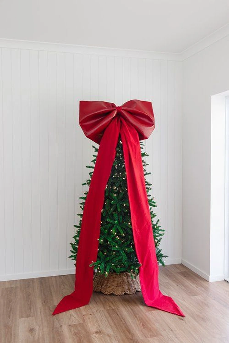 eine große schleife als elegante weihnachtsbaumspitze