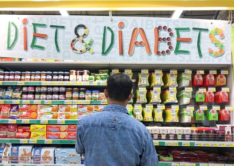 einkauf im supermarkt und auswahl von produkten für eine glutenfreie diät bei diabetes