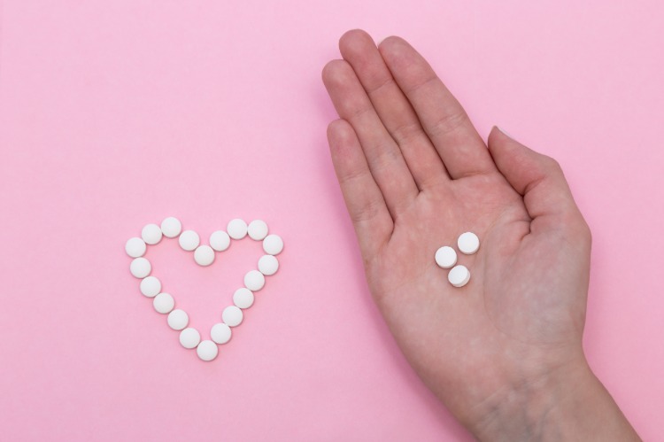 einnahme von medikamenten wie statine zur senkung des cholesterinspiegels für herzgesundheit