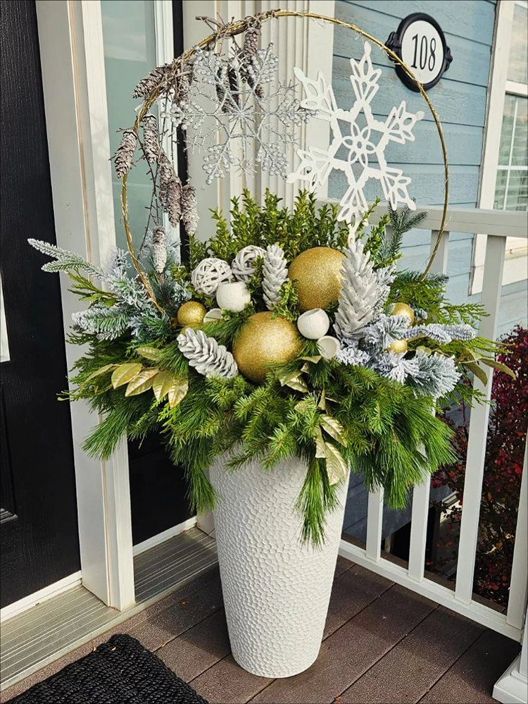 elegantes wintergesteck in gold und weiß mt weihnachtskugeln