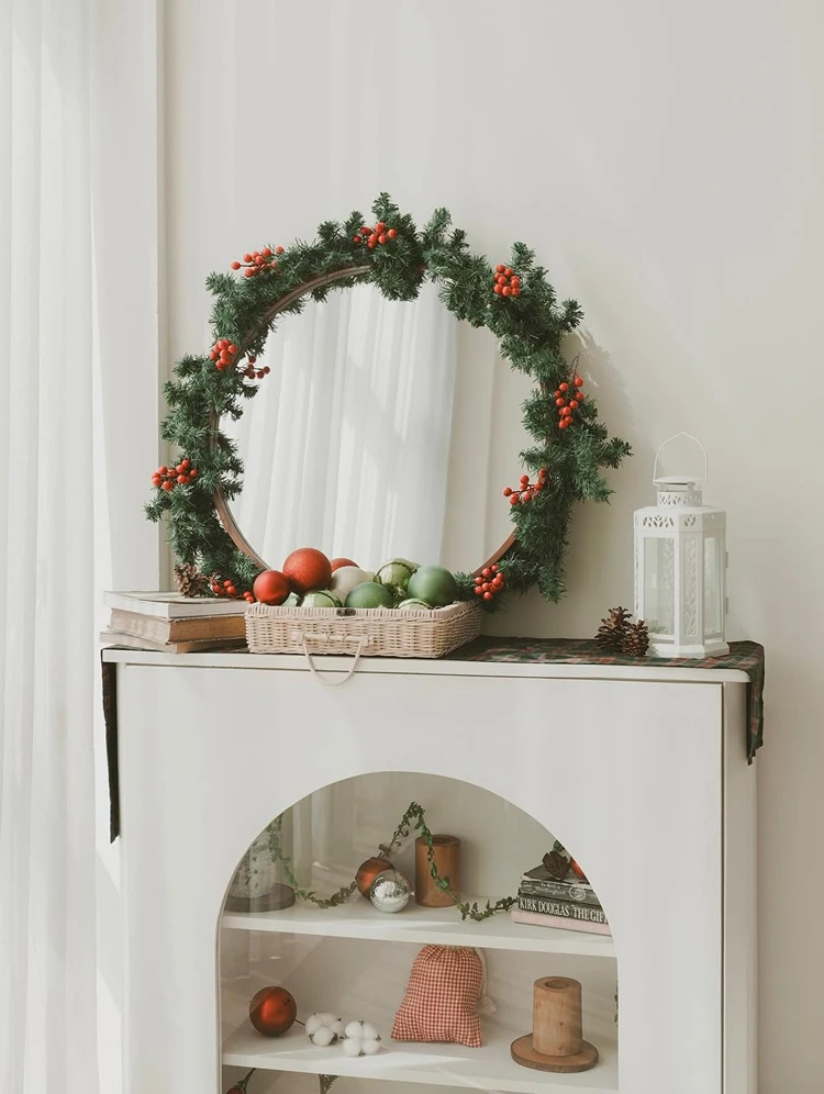 festlicher beerenkranz und kugeldekoration