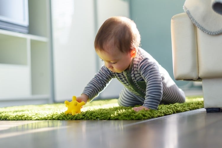 flauschiger teppich in grün fürs kinderzimmer