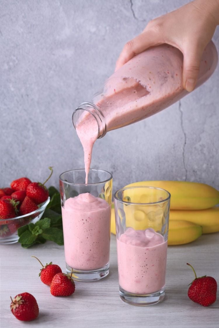 frisch zubereitete smoothie aus erdbeeren und bananen mit joghurt