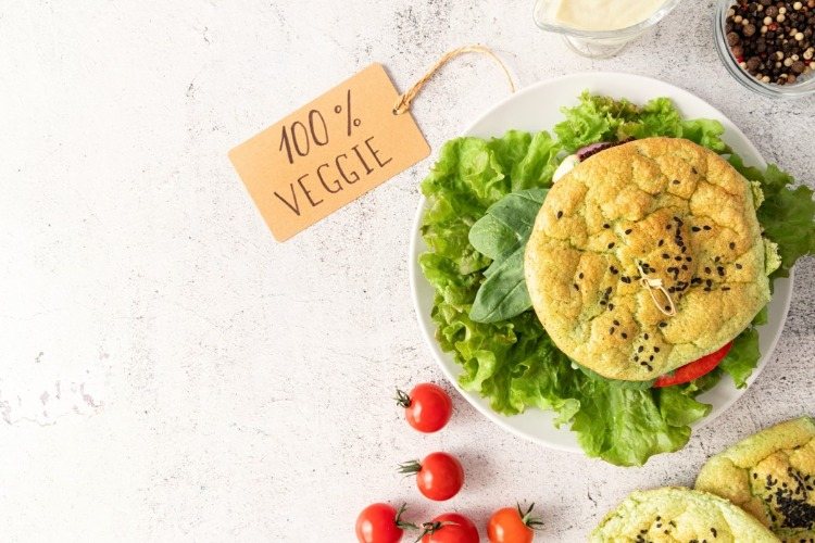 frischer veggie burger mit 100 % vegetarischen zutaten zubereitet