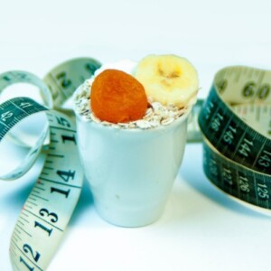 gesunder frühstück mit haferflocken und getrocknetem obst wie aprikosen oder bananen