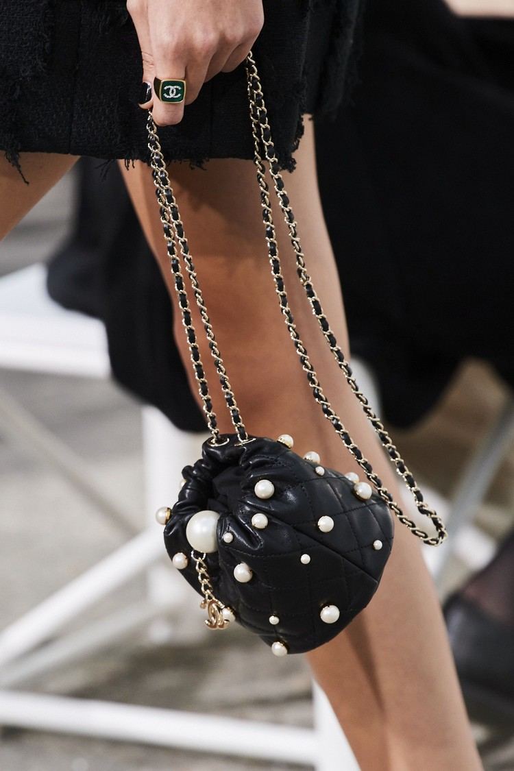 kleine schwarze Handtasche mit Perlen und Kette von Chanel