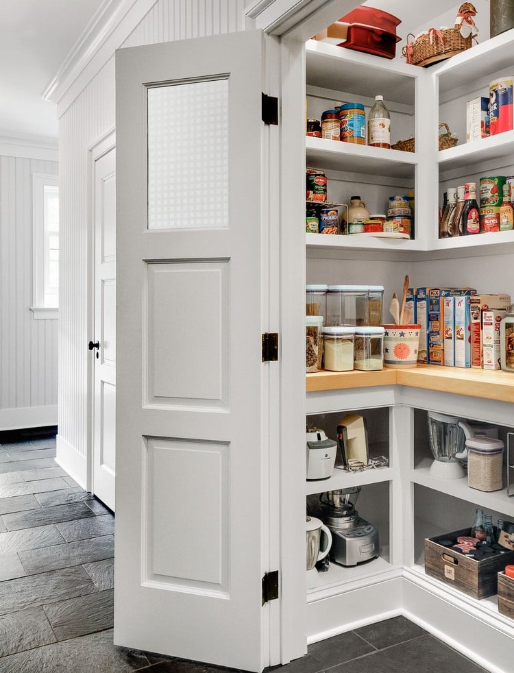 kleinen Abstellraum für Küchenvorräte und Kleingeräte organisieren