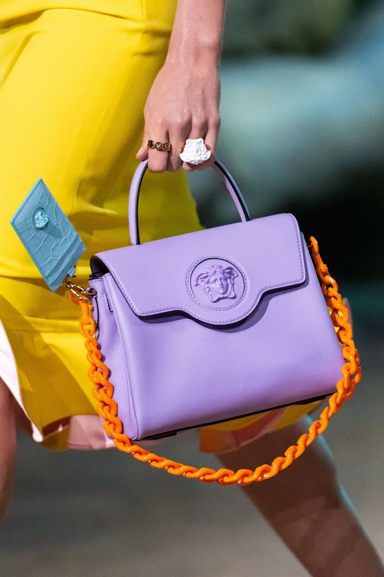 lila Handtasche von Versace mit Kette in Orange