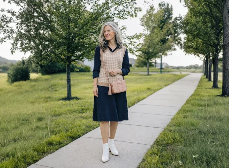 Modern und stilvoll Pullunder über Kleid tragen