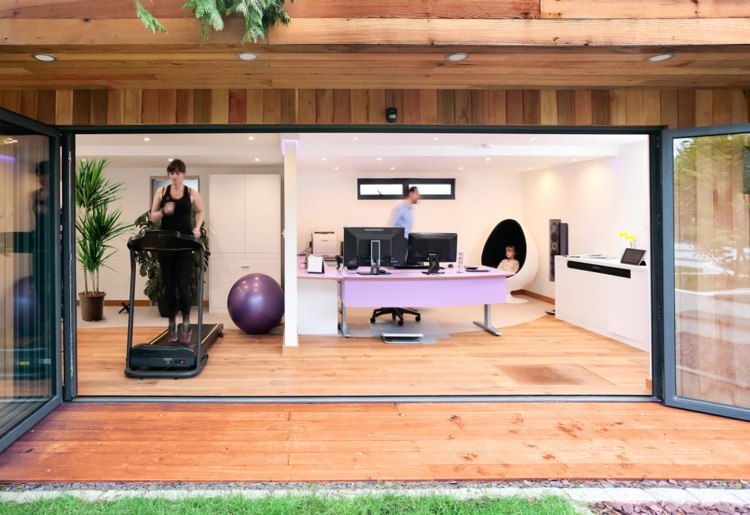 modernes Gartenhaus mit Homeoffice und Fitnessraum mit Laufband