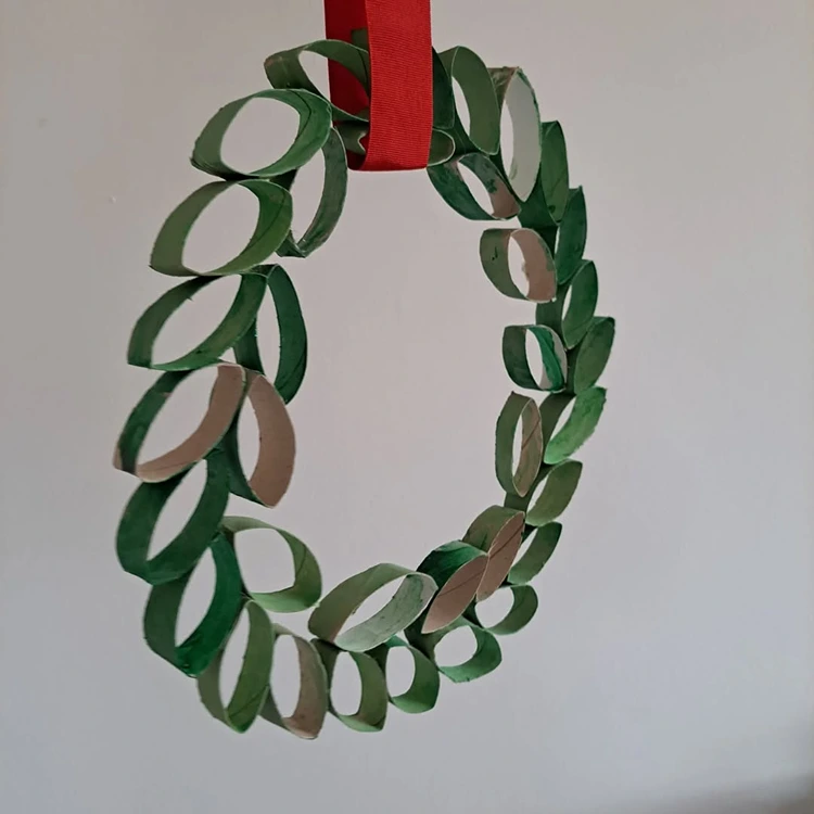 nachhaltiger türkranz aus toilettenpapierrollen