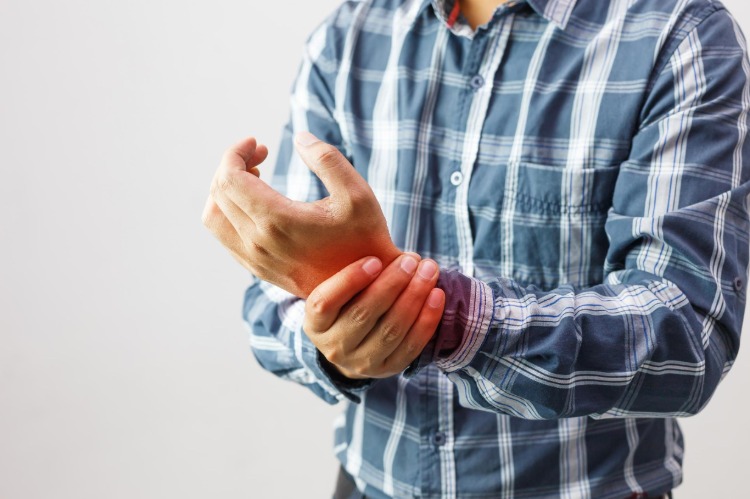 rheumatoide arthritis mit schmerz in den gelenken und schwellungen bei älteren menschen häufig