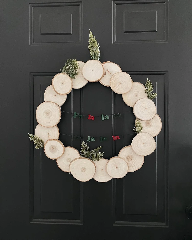 rustikaler türkranz aus holzscheiben